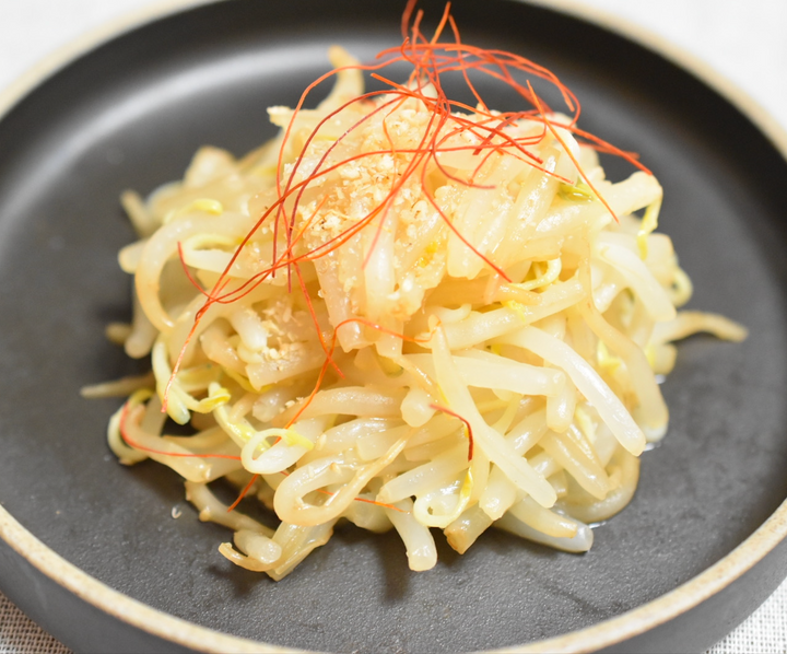 ピリッとハマる！背徳豚骨もやしのナムル！