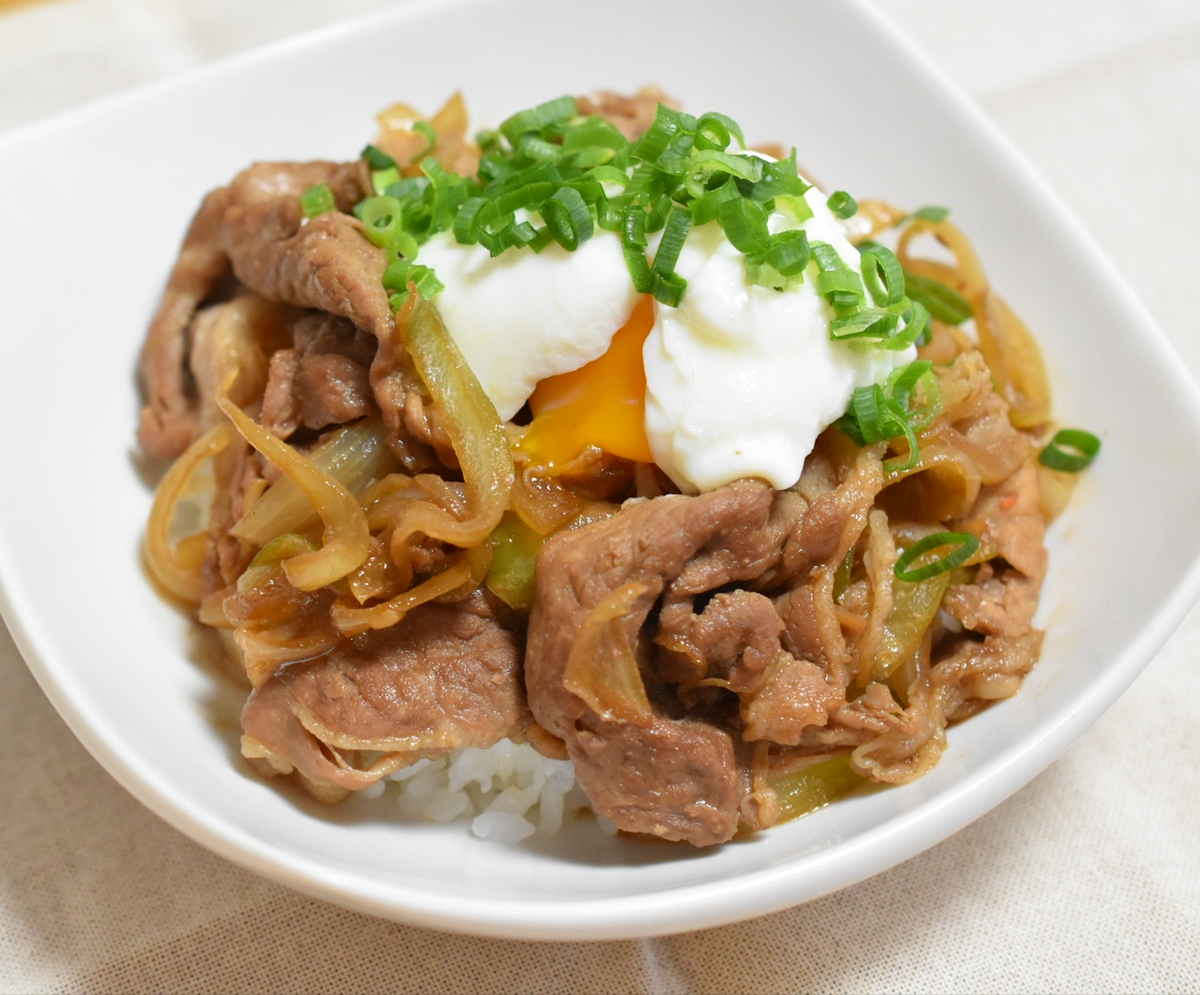 トロうま背徳！旨みが溢れる温玉豚丼！